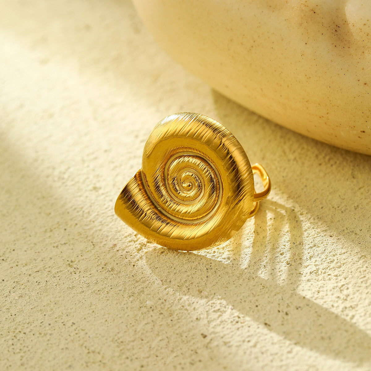 Anello da donna minimalista in acciaio inossidabile ispirato all'oceano, con forma a stella marina e trama filettata, finitura lussuosa elettrolitica
