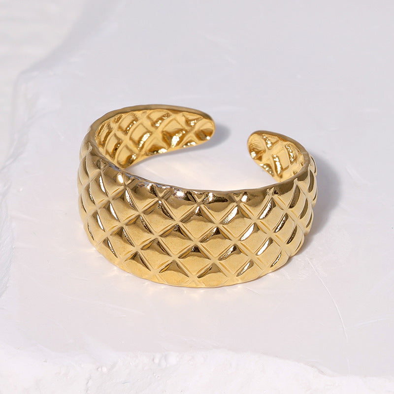 Anello aperto da donna in acciaio inossidabile con motivo trapuntato geometrico di ispirazione vintage e finitura placcata