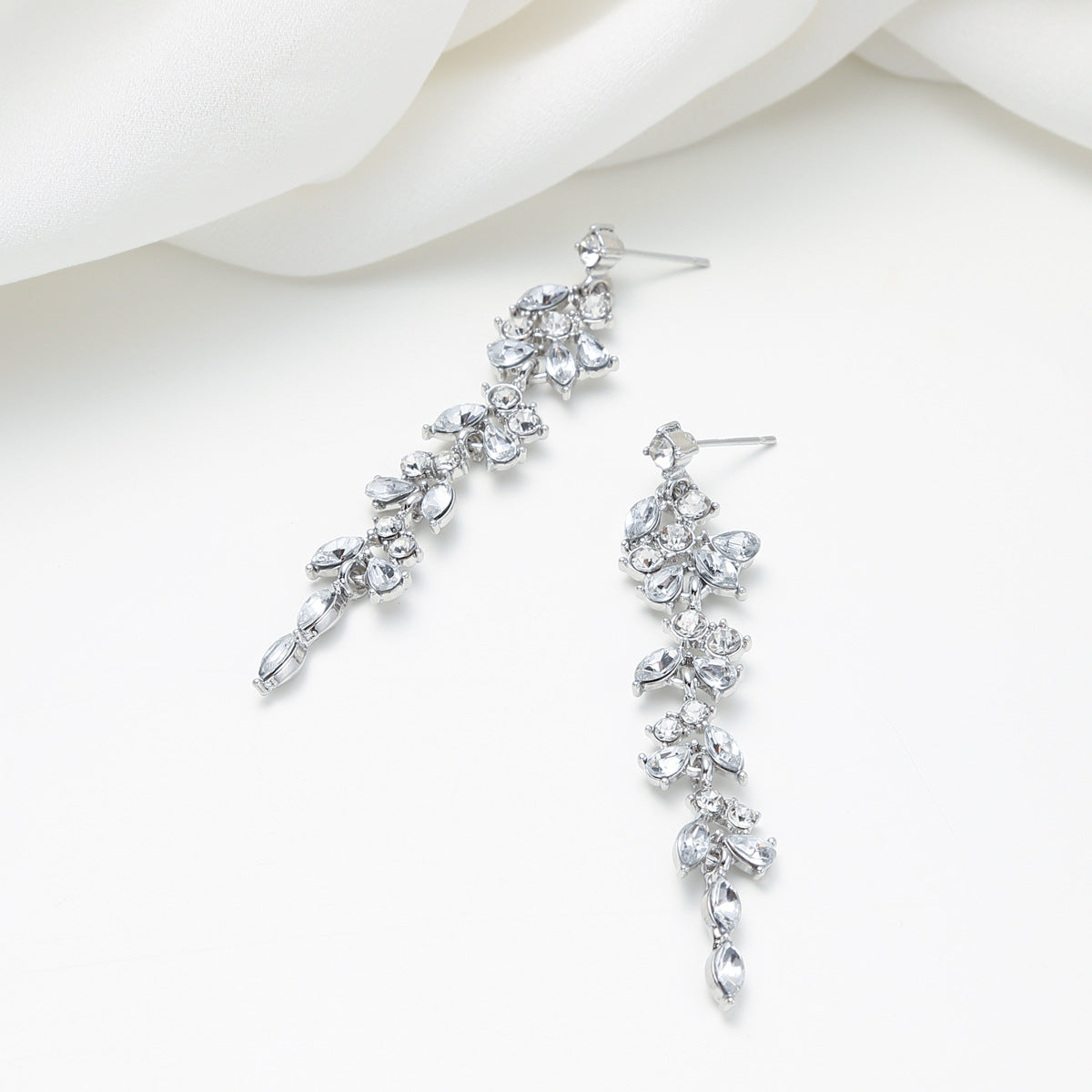 Pendientes Minimalistas de Borla de Estilo Coreano con Tachuelas de Aleación en Forma Floral con Incrustaciones de Zirconia