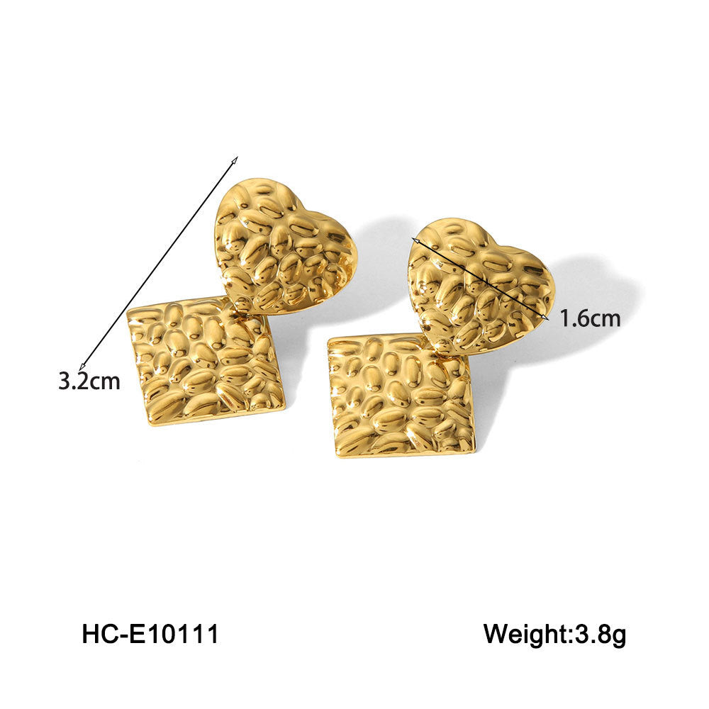 Pendientes cuadrados minimalistas de corazón de acero de titanio con textura martillada y baño de oro de 18 quilates para un uso hipoalergénico e impermeable