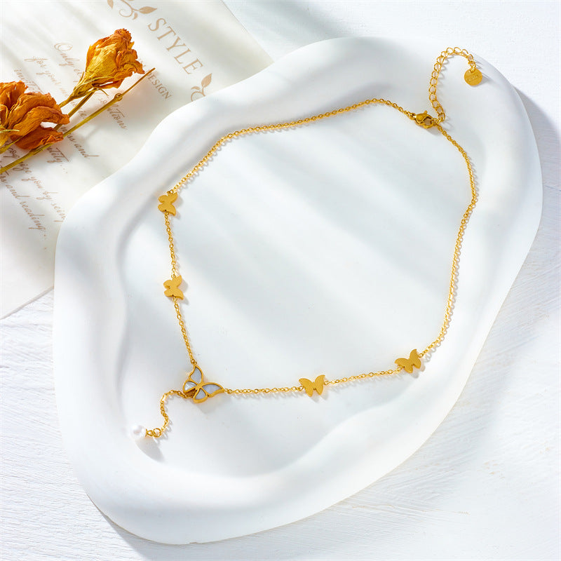 Elegante Collana Pendente a Farfalla Minimalista in Acciaio al Titanio con Dettaglio Nappa per Donne