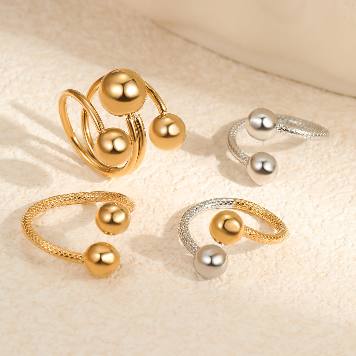 Anello aperto da donna minimalista geometrico regolabile impilabile a tre sfere in acciaio al titanio con finitura placcata
