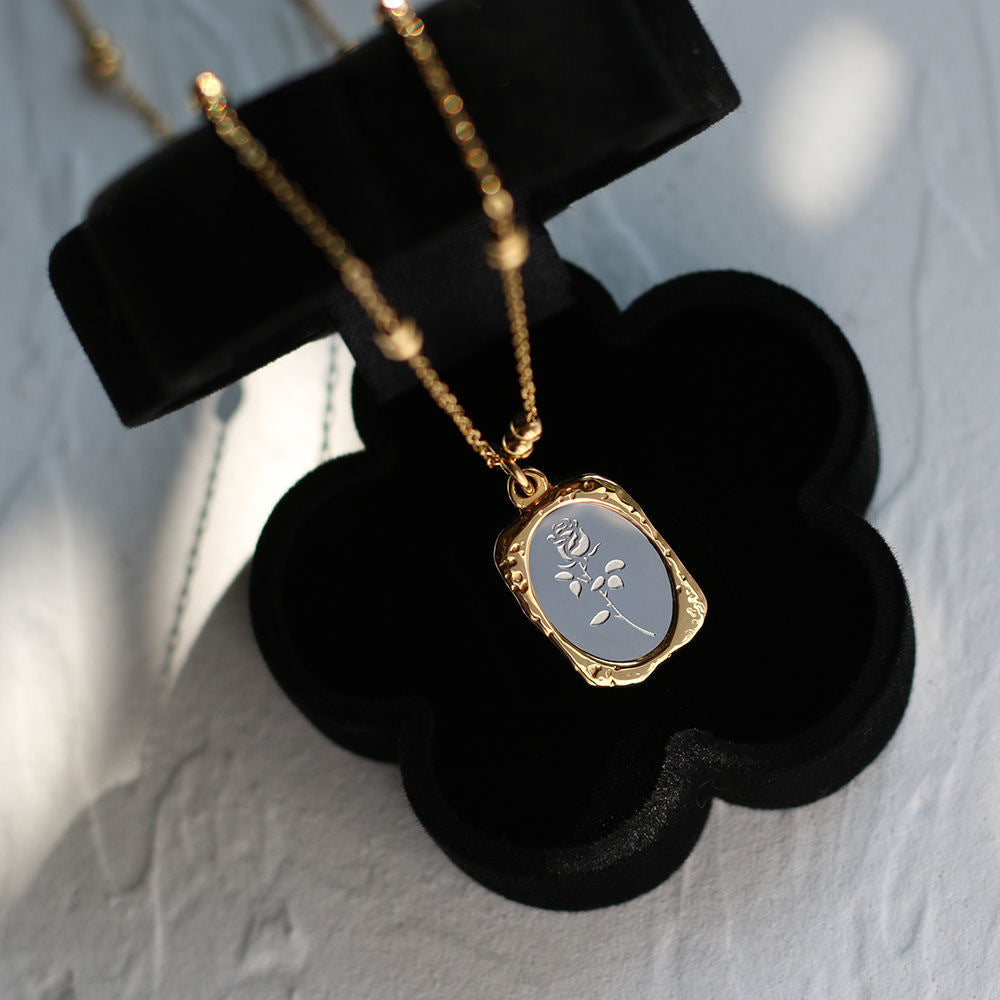 Collana Pendente Rosa Vintage Minimalista in Acciaio al Titanio con Finitura a Specchio e Placcatura in Oro, Unisex