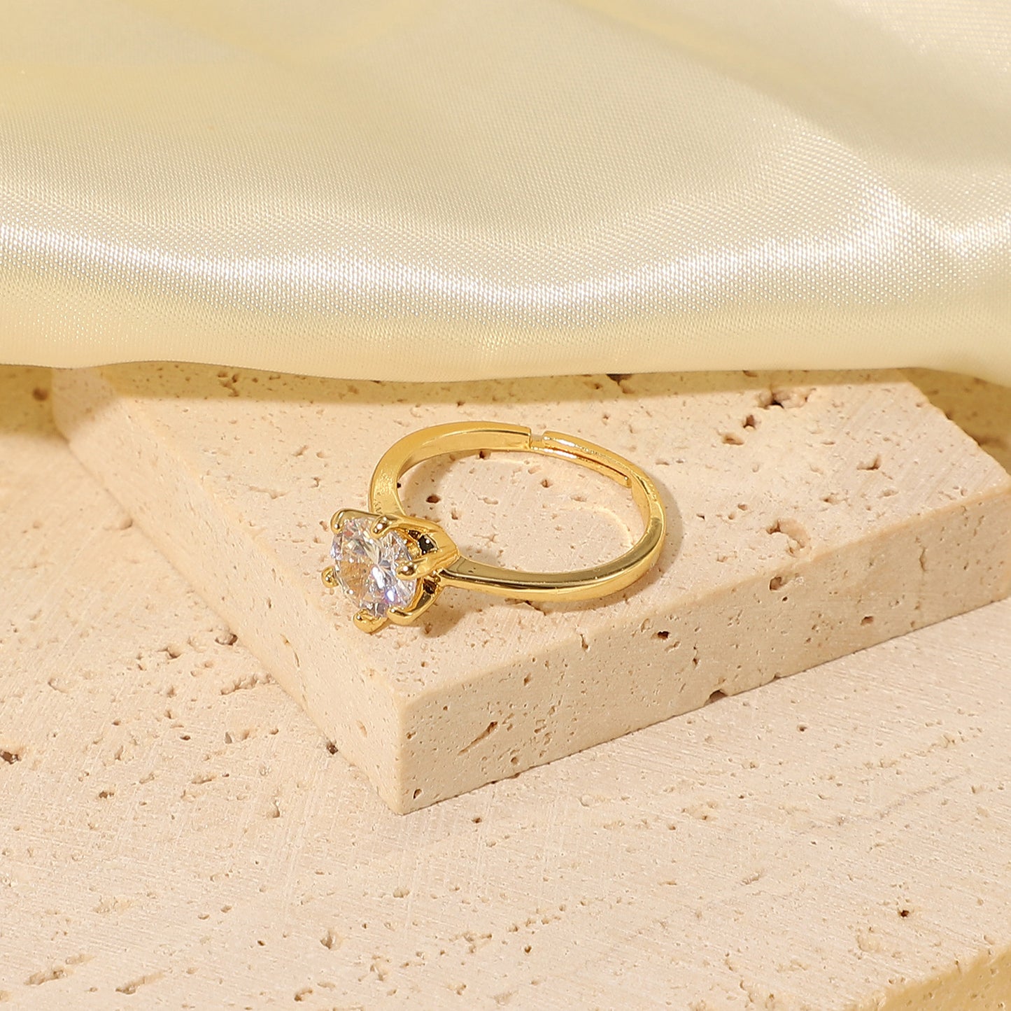 Anello rotondo con zircone bianco a sei griffe in stile cartone animato, in rame placcato oro 18 carati da donna
