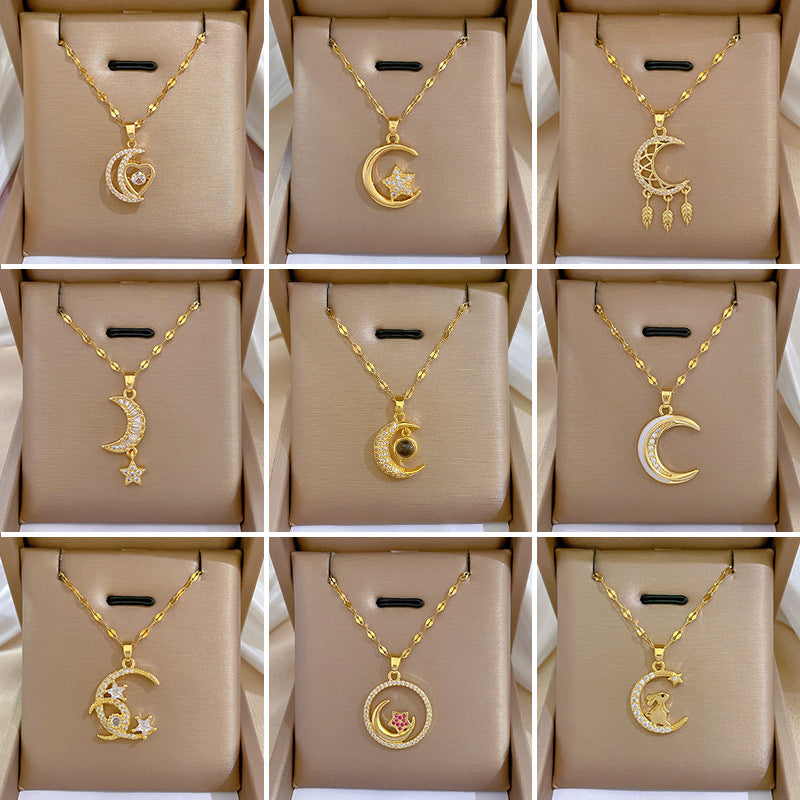 Collana da donna lussuosa e minimalista in acciaio al titanio con luna intarsiata di strass, dolce ciondolo geometrico