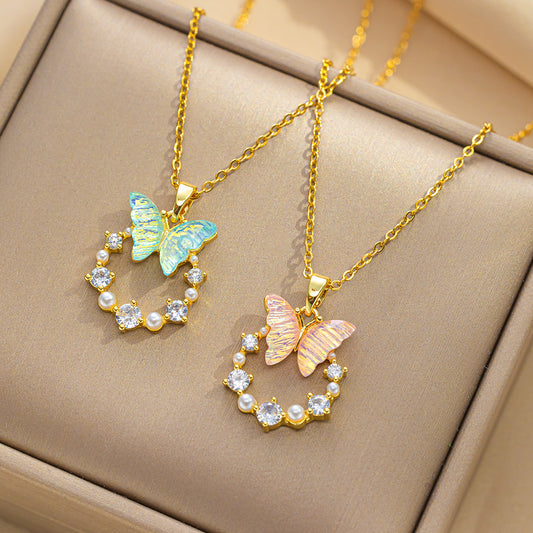 Collar de acero de titanio con diseño de mariposa a la moda, con microincrustaciones de circonita y detalles de perlas para mujer, hipoalergénico, con baño al vacío, diseño de cadena tipo O