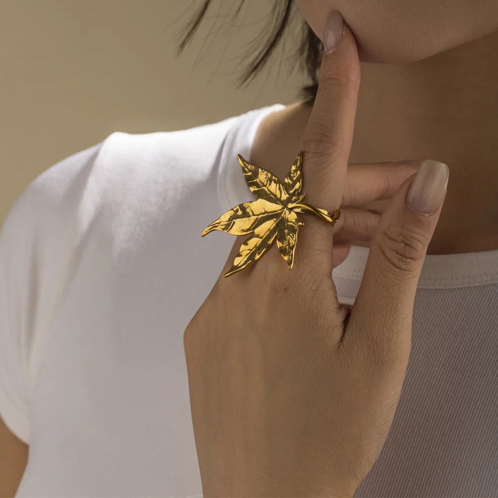 Anello in acciaio al titanio a forma di foglia d'acero alla moda con placcatura in oro PVD sottovuoto da donna