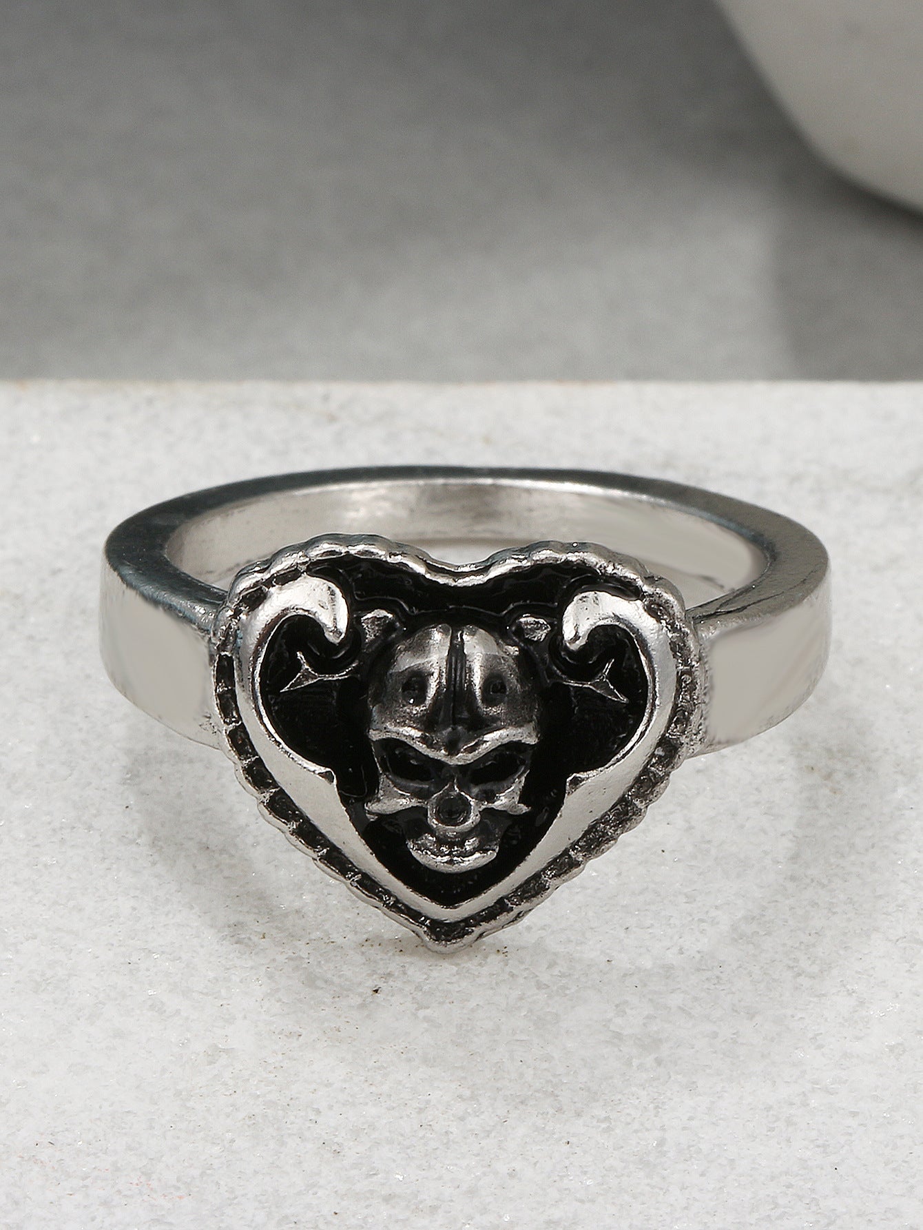 Gothic Punk Skull-Shaped Alloy Ring with Electroplated Finish for Unisex Streetwear Fashion
