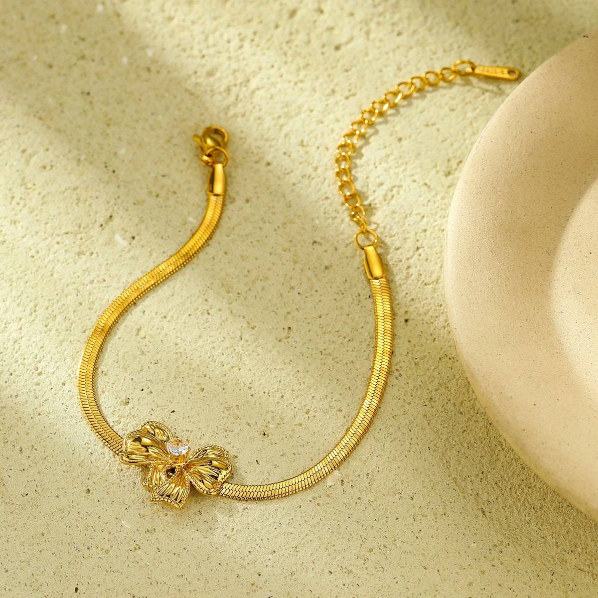 Orecchini da donna in acciaio inossidabile a forma di fiocco, alla moda, con finitura placcata e un fascino lussuoso e minimalista
