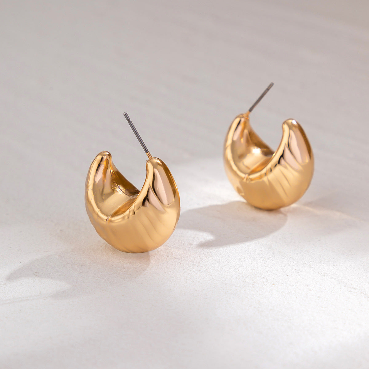 Pendientes de Metal Geométricos Plisados con Borlas Exageradas, Postes de Acero Inoxidable y Acabado Chapado para Mujer