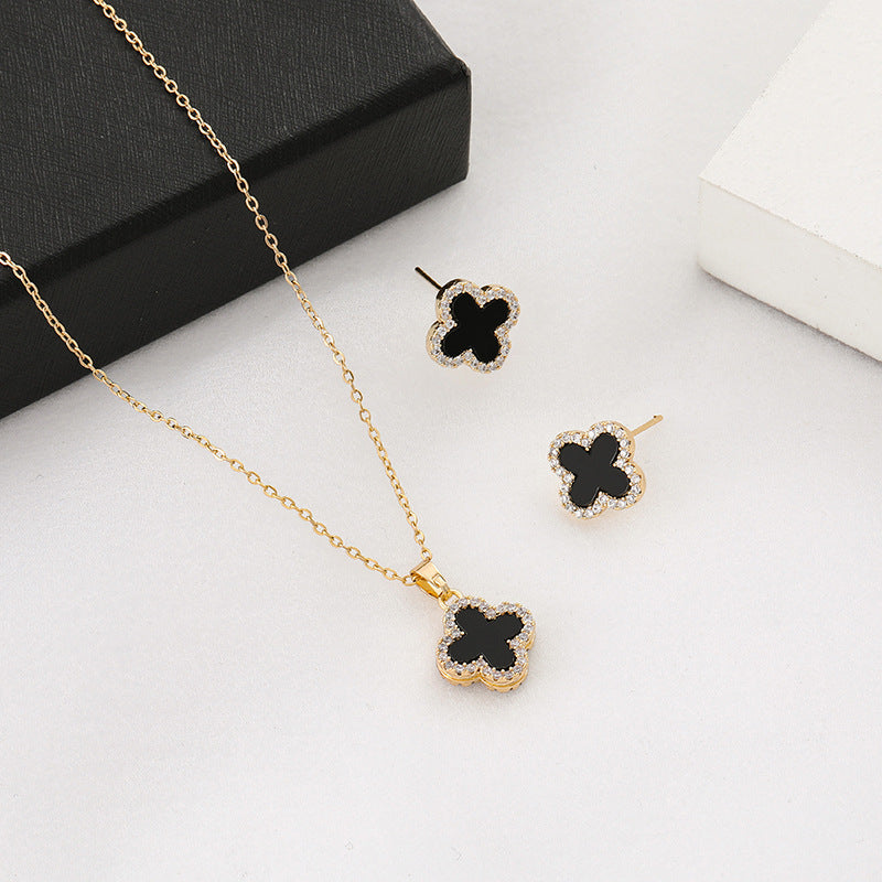 Collana da donna minimalista a forma di trifoglio in acciaio al titanio con intarsio di strass e finitura placcata
