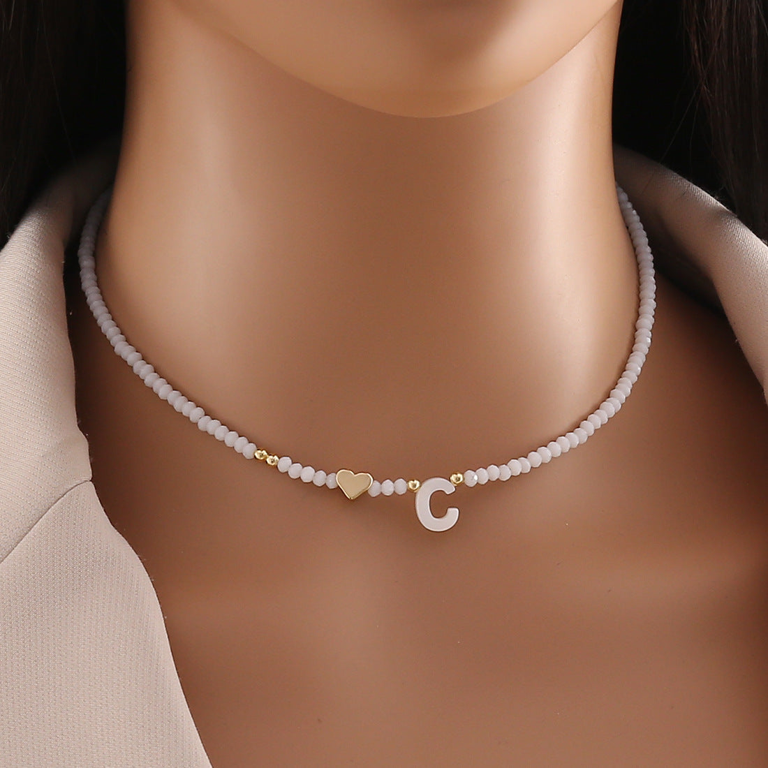 Collana con ciondolo a lettera dal design originale con ciondolo a conchiglia e perline di cristallo da donna