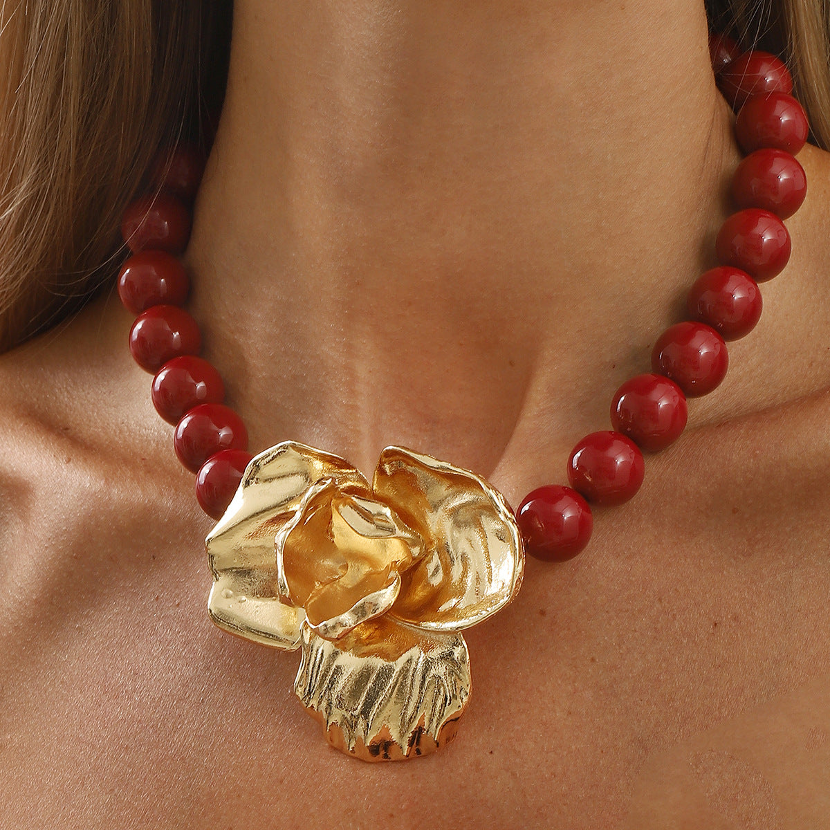 Collar con colgante floral exagerado para mujer con base de aleación Diseño geométrico Acabado galvanizado y detalles de perlas de imitación en cadena de serpiente
