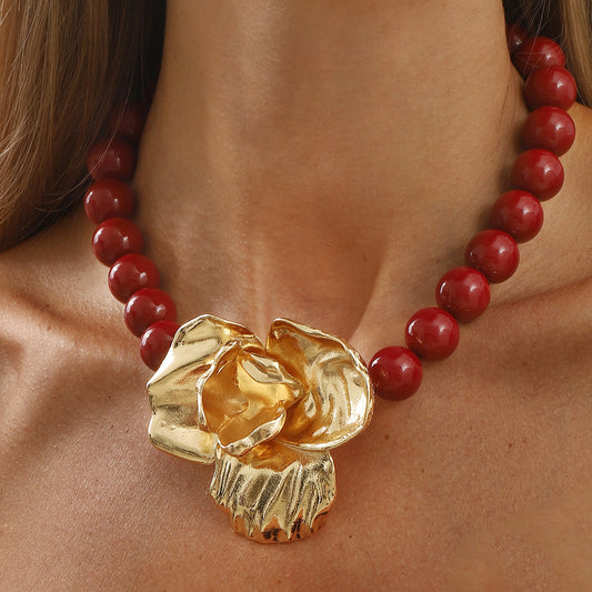 Collar con colgante floral exagerado para mujer con base de aleación Diseño geométrico Acabado galvanizado y detalles de perlas de imitación en cadena de serpiente