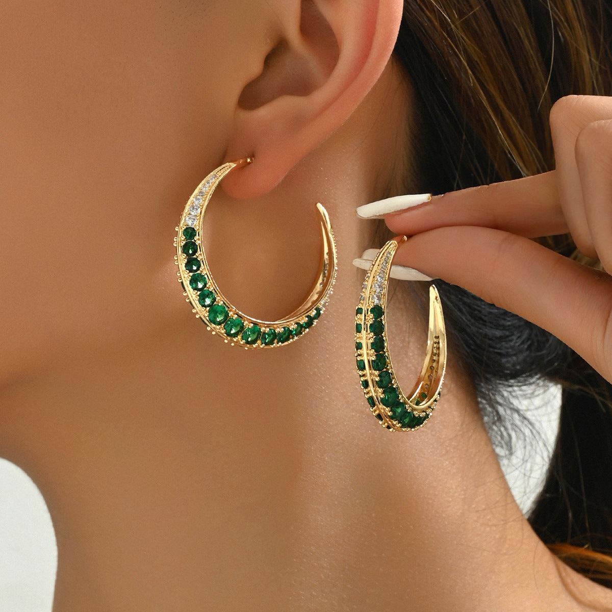 Aretes geométricos en forma de U, dulces y atrevidos, para mujer, con pedrería esmeralda en base de cobre y postes de acero inoxidable