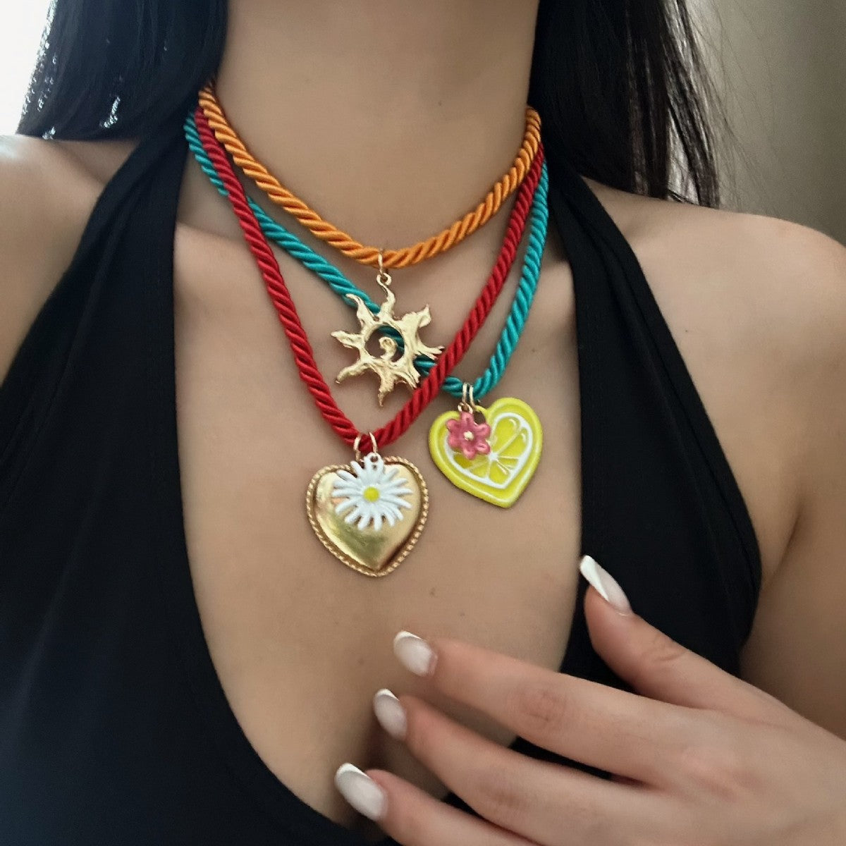 Collana Pendente Cuore Corda Colorata Casual con Margheritina e Sole per Donna
