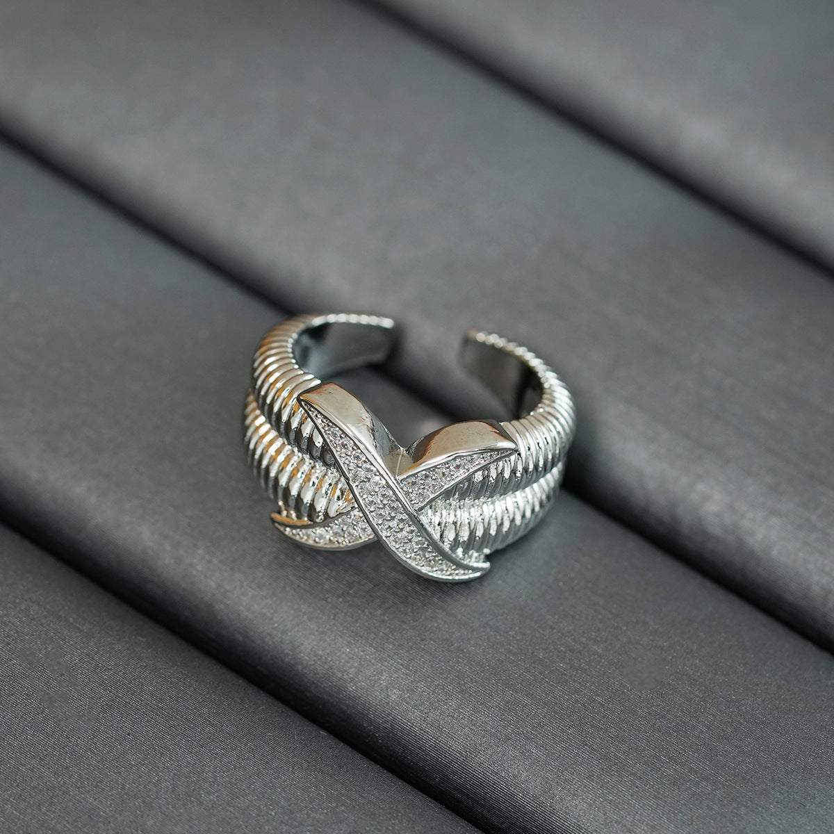 Anello Regolabile Geometrico Minimalista da Donna con Accenti in Zirconia in Rame Placcato Oro
