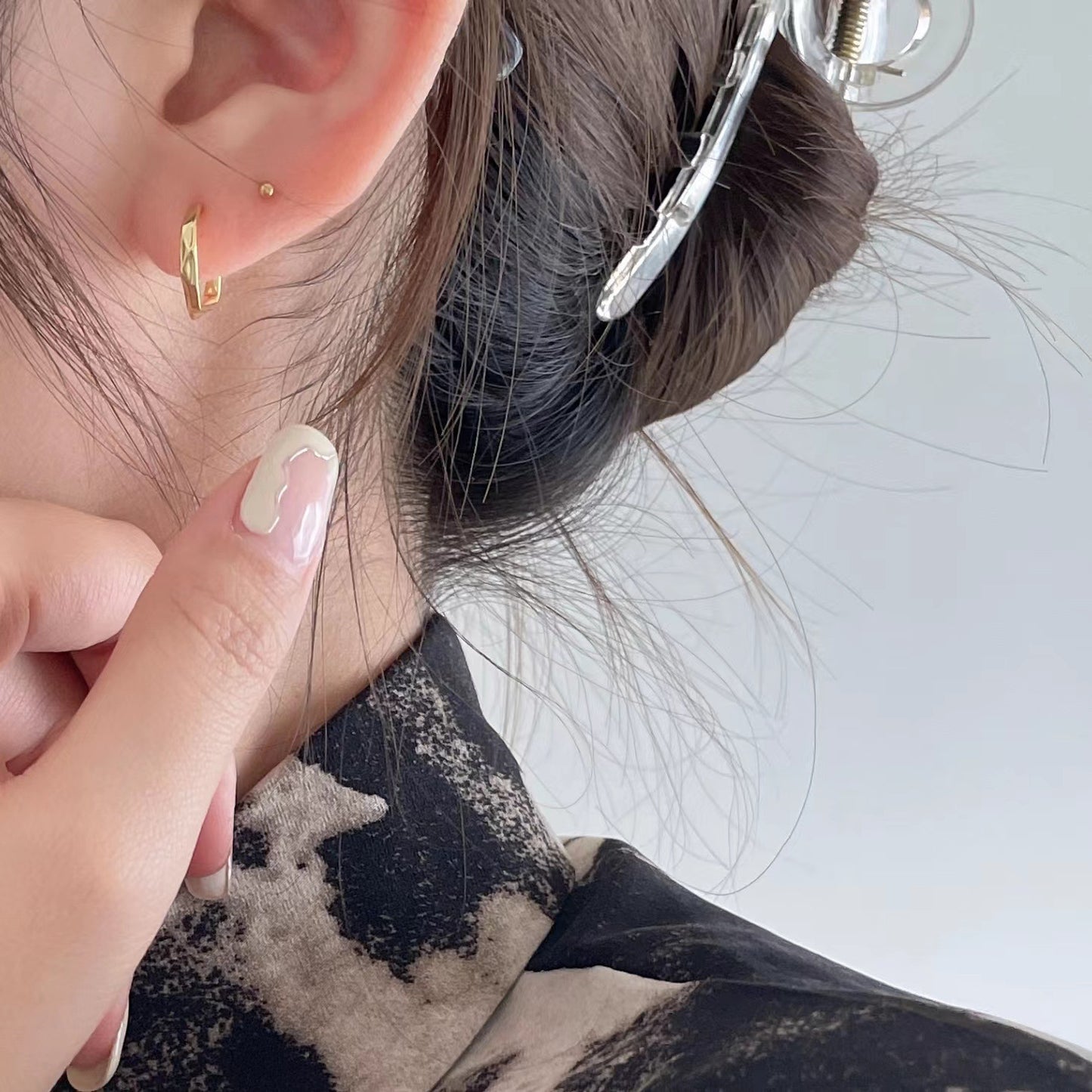 Orecchini a perno minimalisti a forma di goccia d'acqua in argento sterling 925 con intarsio in perle e texture a quadri