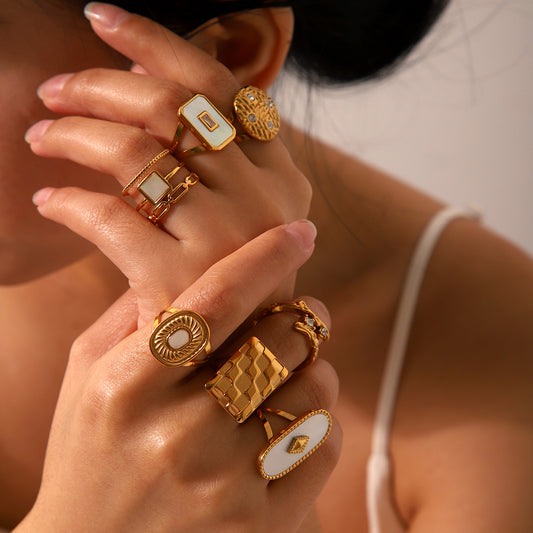 Anello geometrico in acciaio inossidabile da donna con placcatura in oro 18 carati, intarsio in madreperla bianca e accenti di strass