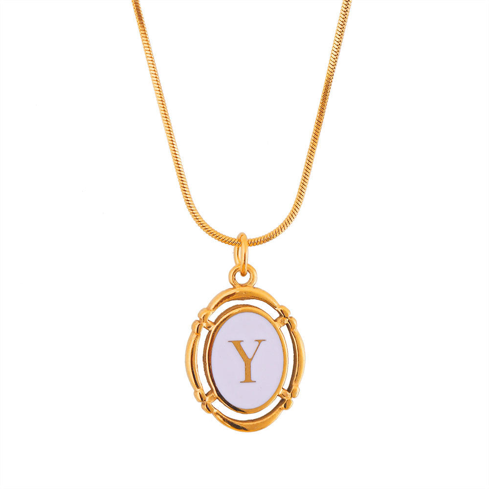Collana con Pendente Ovale Minimalista a Forma di Lettera in Acciaio al Titanio Placcato Oro con Finitura Smaltata Unisex