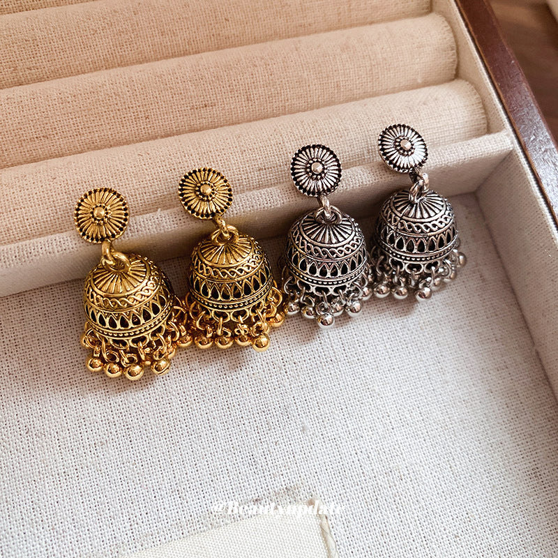 Pendientes colgantes geométricos grabados de estilo vintage para mujer con postes de plata de ley 925 y cuerpo de aleación de zinc