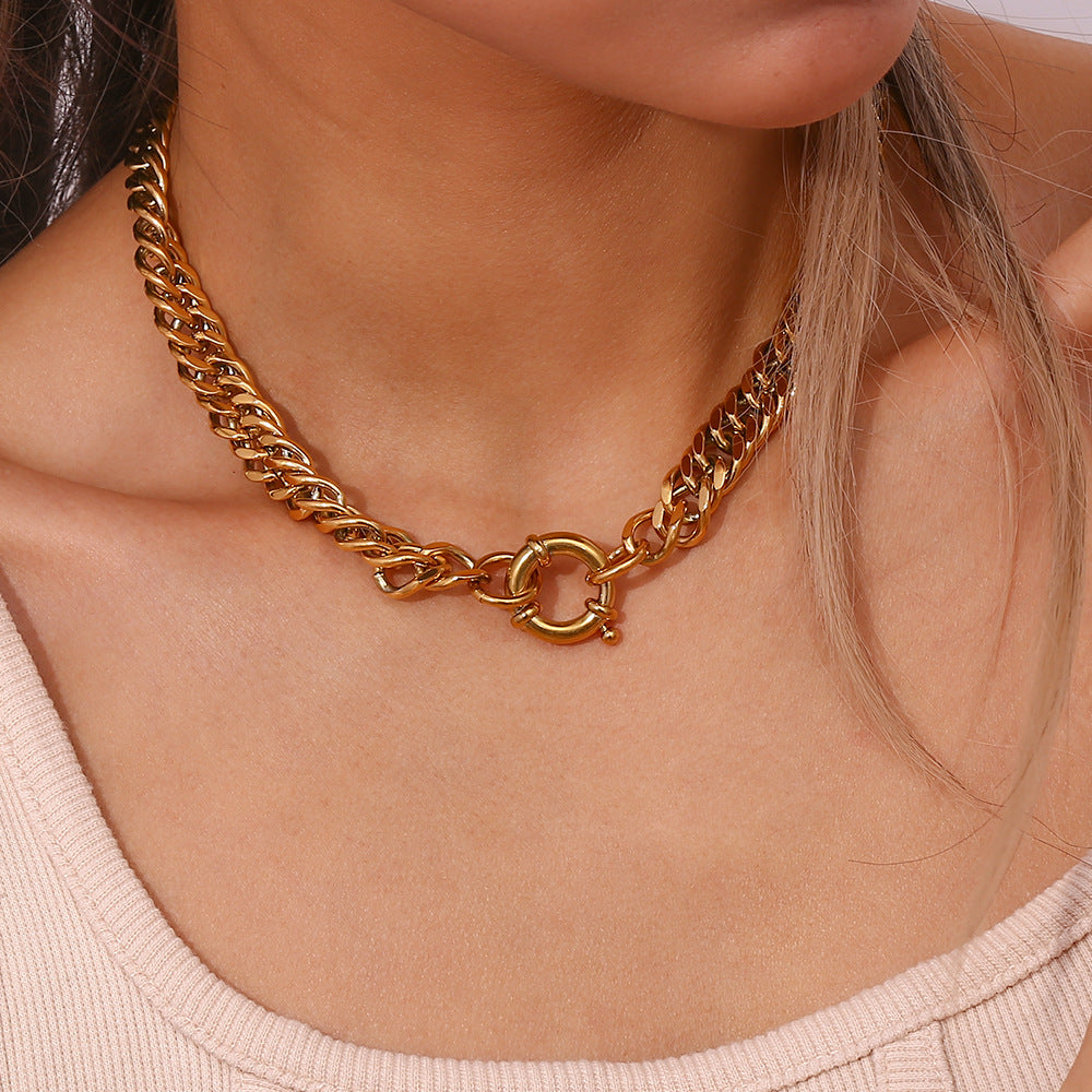 Collana girocollo minimalista geometrica in acciaio inossidabile placcato oro 18K con catena cubana e pendente in acciaio al titanio
