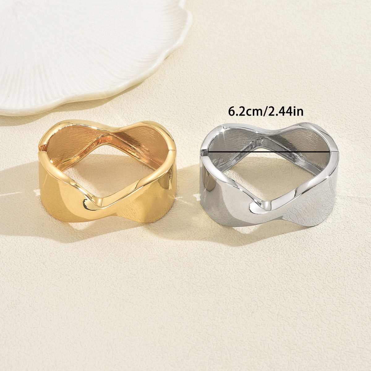 Pulsera geométrica minimalista para mujer de aleación de zinc con acabado pulido y superficie electrochapada