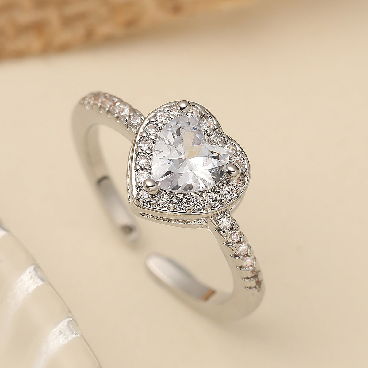 Anello in rame da donna minimalista a forma di cuore geometrico con zirconi incastonati