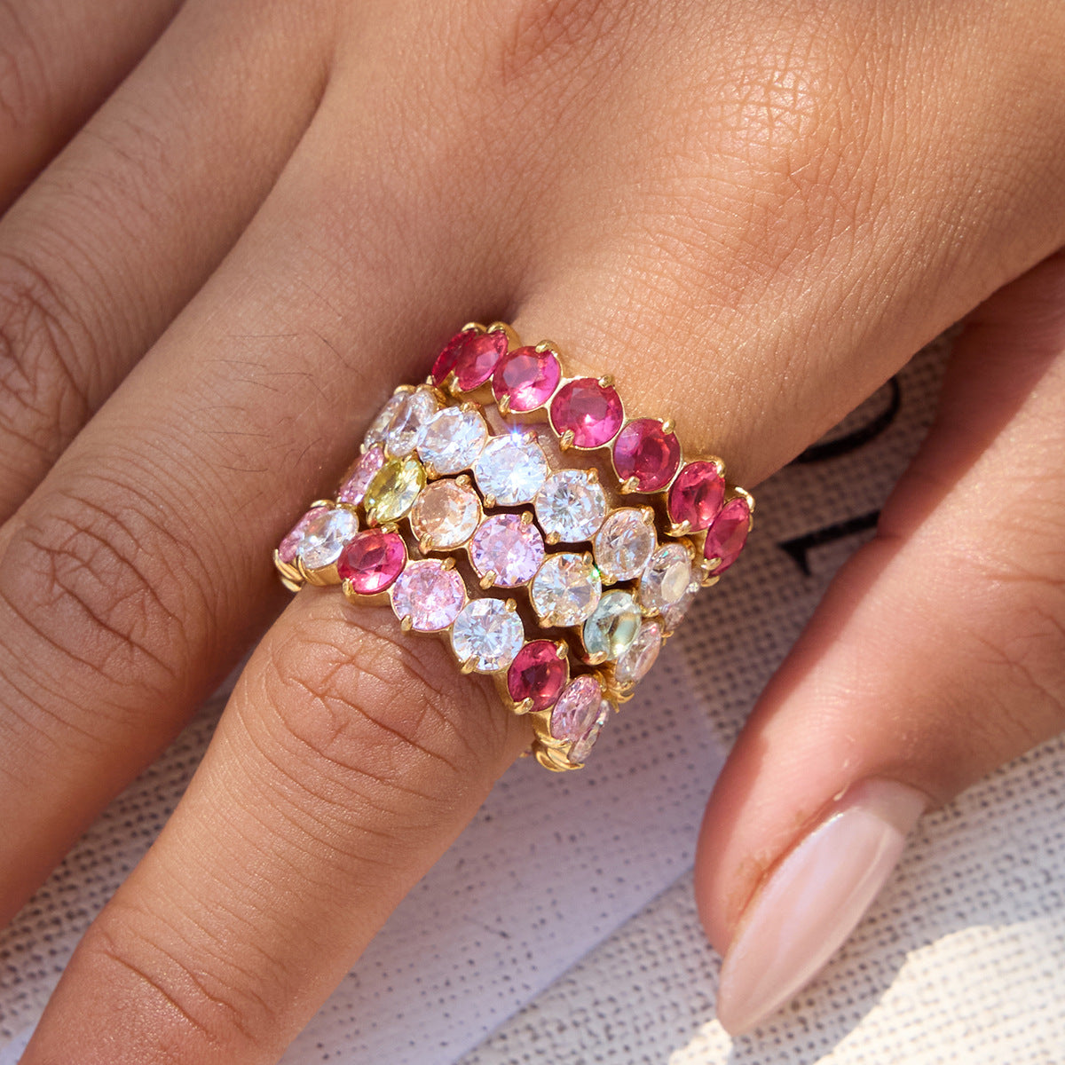 Anillo Minimalista Geométrico de Acero de Titanio con Incrustaciones de Zirconia para Mujer, Banda Hipoalergénica de Acero Inoxidable, Acabado Chapado