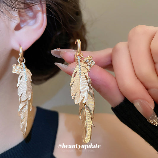 Orecchini a perno con piuma in lega retrò stile francese con intarsio di strass per donna, gioielli unici e minimalisti di lusso
