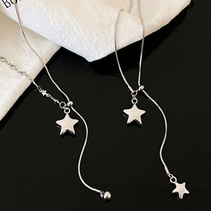 Collana con ciondolo a stella asimmetrica minimalista in rame placcato per donna, catena leggera per maglione con estetica di lusso