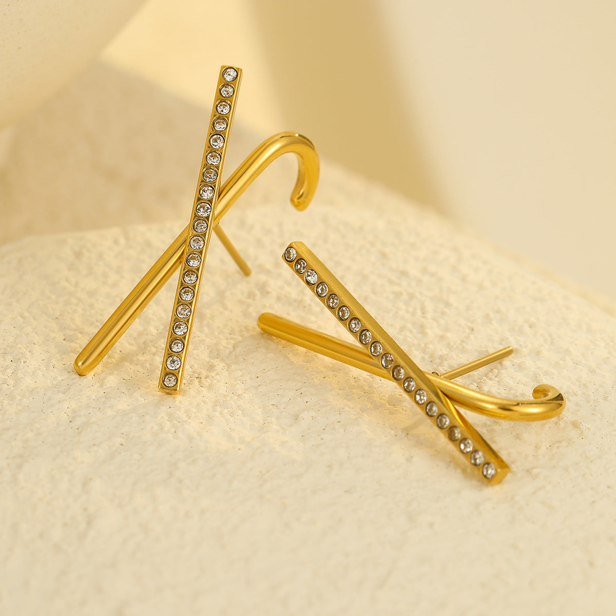 Orecchini da donna stile vintage in acciaio inossidabile con linea incrociata, intarsio in zircone e placcatura in oro 18 carati