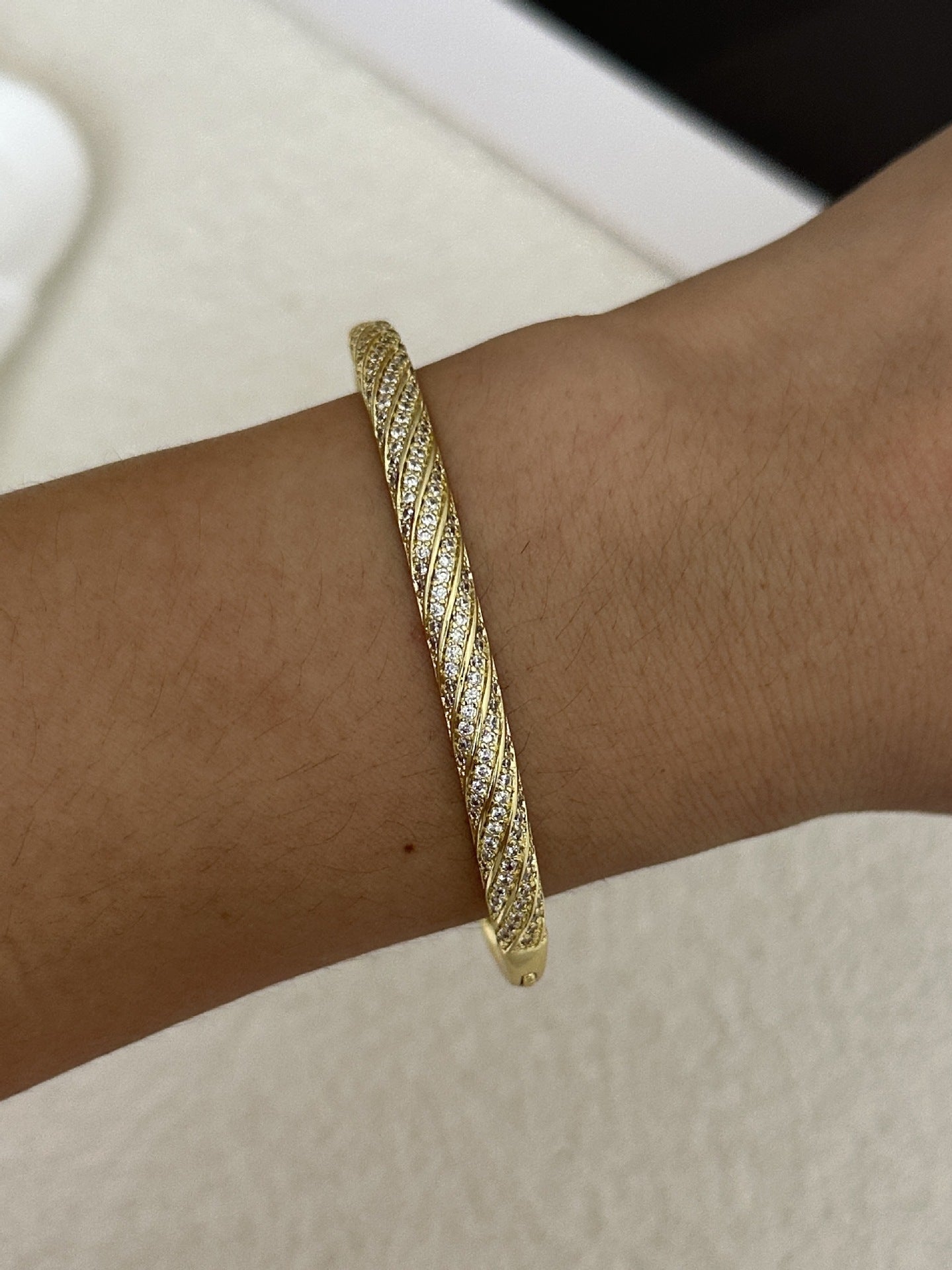 Braccialetto da donna in ottone placcato con intarsio di strass a cuore geometrico, elegante e lussuoso