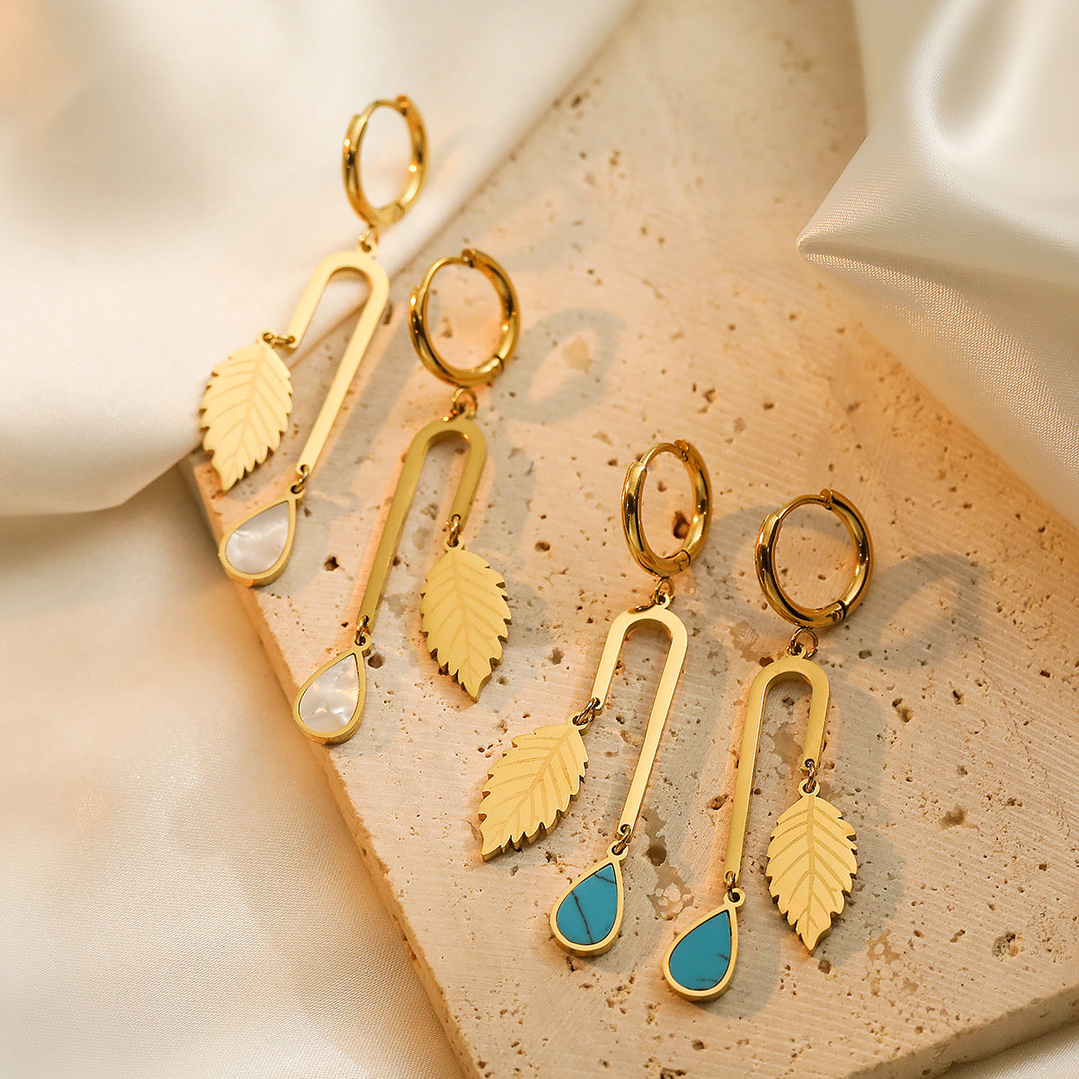 Orecchini da donna minimalisti in acciaio al titanio a forma di foglia irregolare con placcatura in oro autentico e intarsio di conchiglia