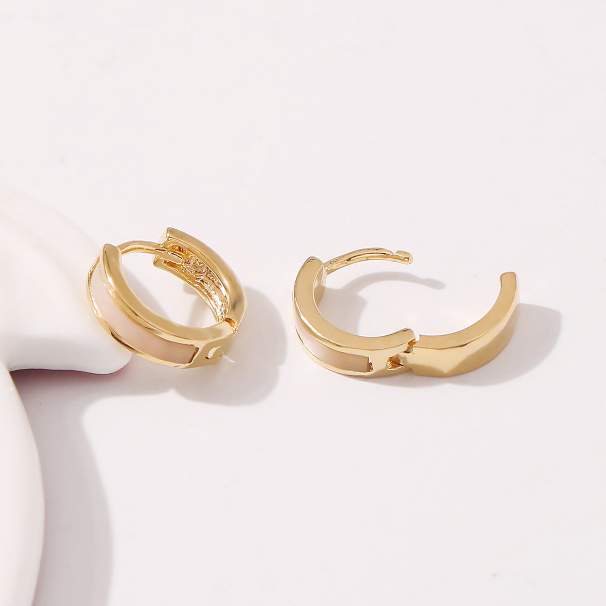 Pendientes Geométricos Minimalistas de Latón para Mujer con Acabado Galvanizado y Estilo Contemporáneo de Oficina
