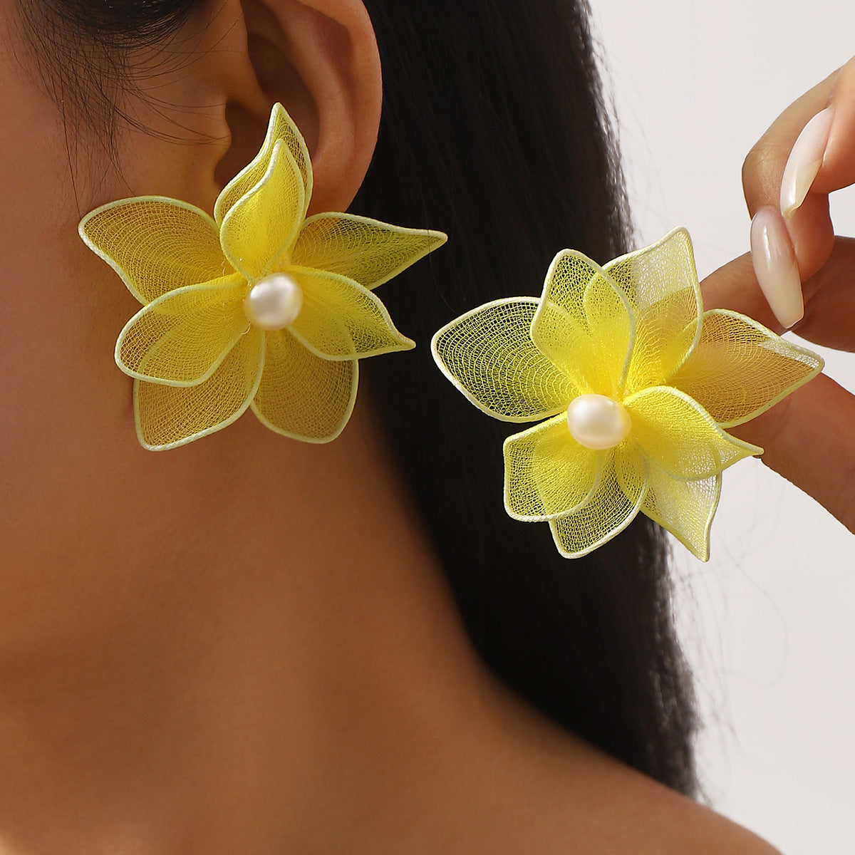 Orecchini a perno dolci floreali con tulle 3D e perle simulate per donna, gioielli casual estivi intessuti a mano