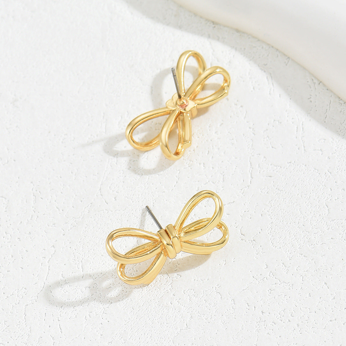 Aretes de tuerca para mujer de aleación de zinc con chapado en oro de 18 quilates, diseño geométrico hueco de múltiples capas, con nudo de lazo minimalista y dulce