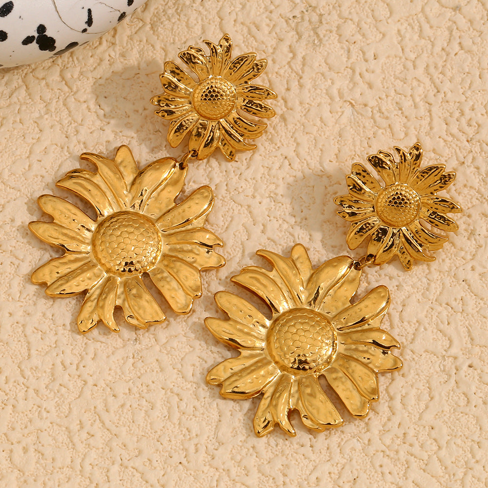 Fashionable Daisy-Shaped Stainless Steel Earrings with 18K Gold Plating for Women
