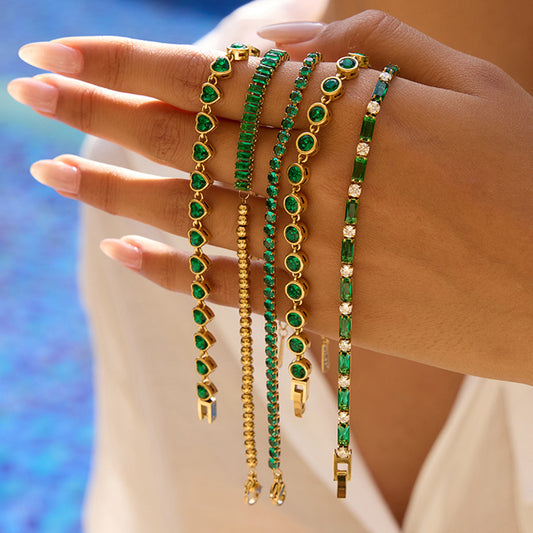 Pulsera minimalista chapada en acero inoxidable con forma de corazón para mujer con detalles de circonitas, joyería de lujo ligera