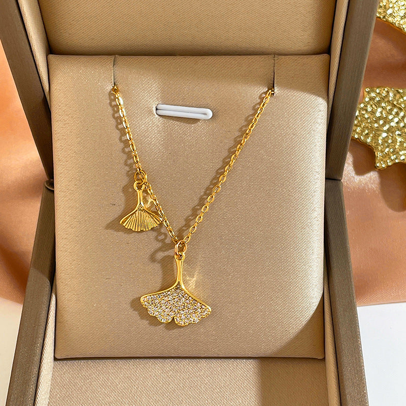 Collana da donna a forma di farfalla, in acciaio al titanio con finitura placcata e catena ondulata, dal design minimalista