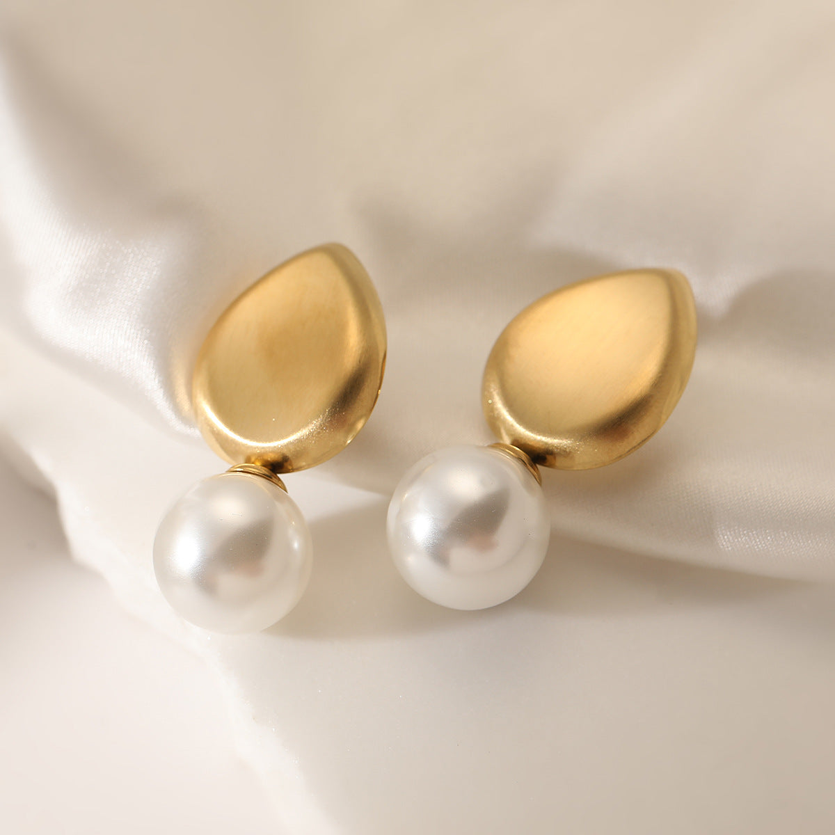 Orecchini a Perno Minimalisti Geometrici a Goccia con Perle per Donna in Acciaio al Titanio Placcato Oro 18K