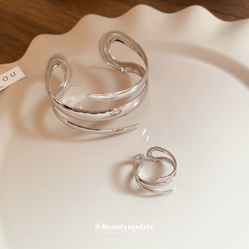 Elegante bracciale in metallo a fascia aperta geometrico con design a linee traforate per donna