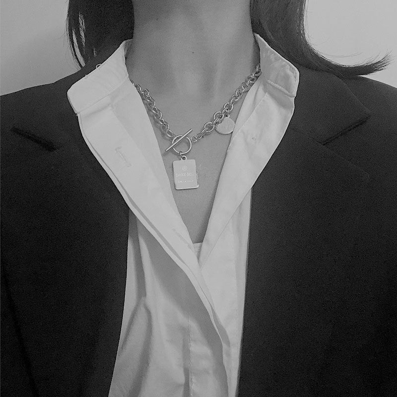 Collana con Pendente Geometrico in Acciaio Inossidabile per Donna e Uomo con Ciondoli in Acciaio al Titanio Lucidato e Catena a Croce