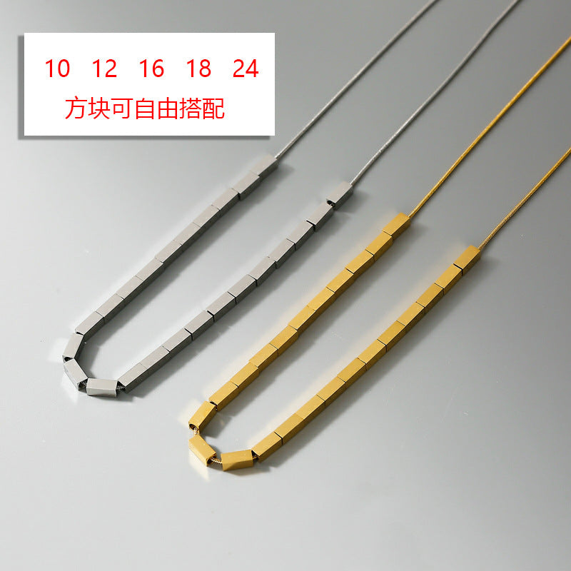 Collar minimalista de acero de titanio chapado en oro de 18 quilates con colgante geométrico cuadrado y cadena de serpiente para mujer