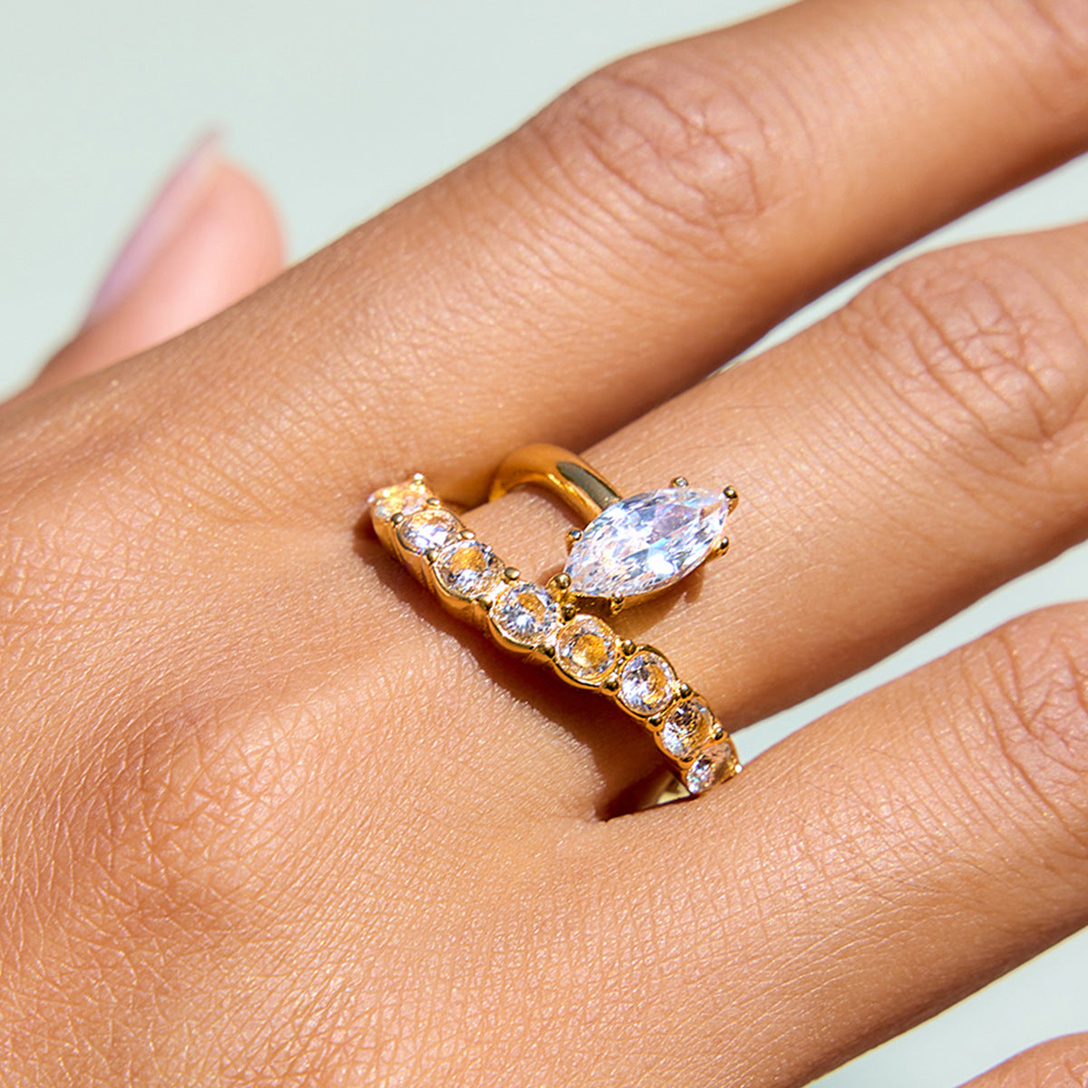 Anillo de Acero de Titanio Geométrico con Incrustaciones de Zirconia para Mujer, Anillo de Moda de Acero Inoxidable Galvanizado con un Atractivo Minimalista de Lujo