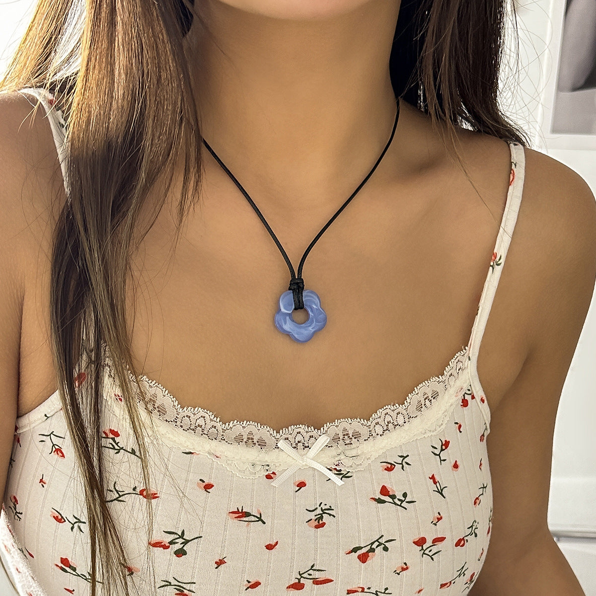 Collana con Pendente Floreale Rustico da Donna con Design Acrilico Intagliato su Cordino di Cotone Cerato