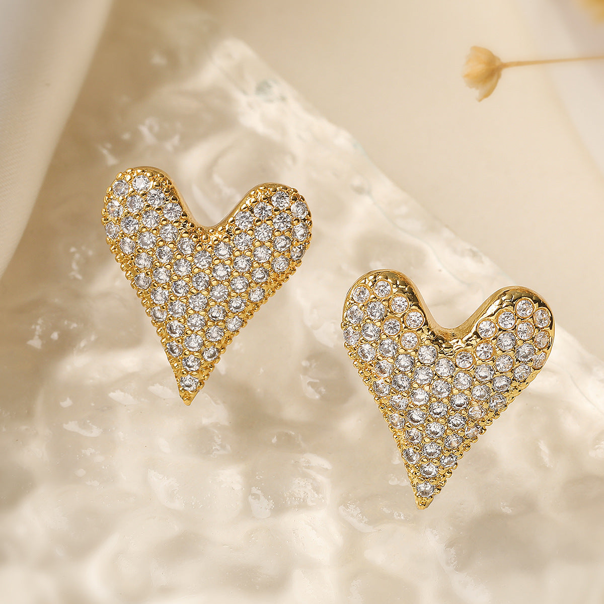 Orecchini a Cuore Minimalisti in Rame con Placcatura in Oro Vero e Zirconi Micro-Incastonati per Donna