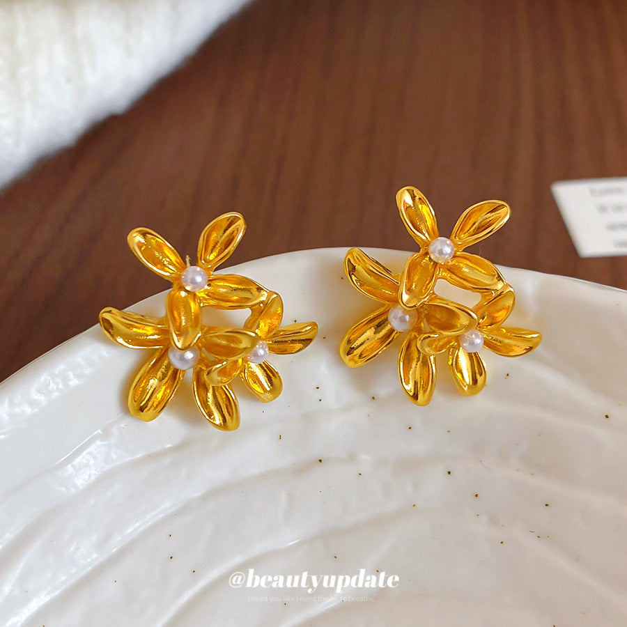 Elegantes pendientes florales franceses vintage con perlas para mujer, con postes de acero chapado y estética minimalista de lujo