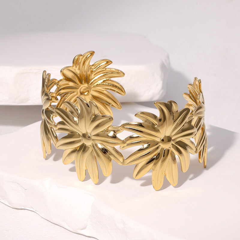 Minimalist Gold Plated Stainless Steel Daisy Bracelet for Women