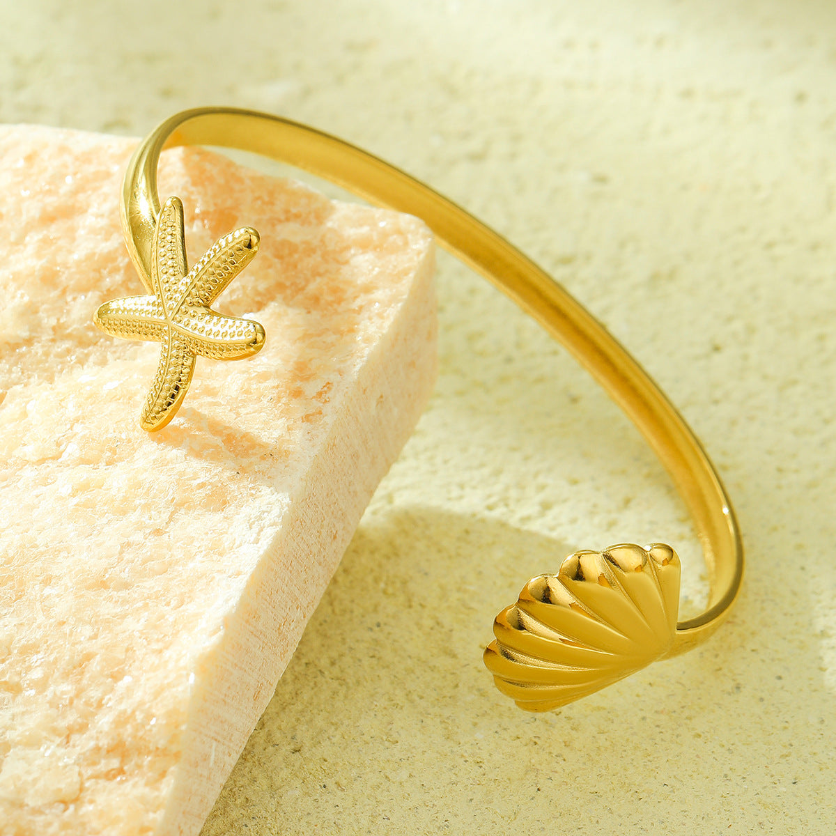 Elegante Pulsera Ajustable de Acero de Titanio para Mujer con Diseño de Concha de Vieyra y Acabado Bañado
